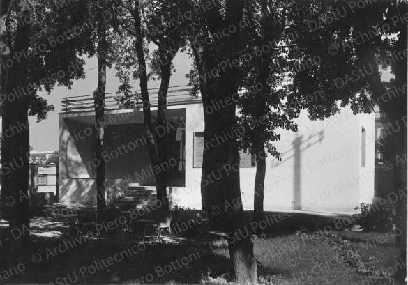Veduta del giardino interno, con una donna. Positivo, bianco e nero, 117x165 mm, album giallo n.1, pag.37.