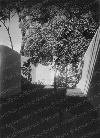 Veduta del prospetto sud-ovest lungo la strada. Positivo, bianco e nero, 163x295 mm, album giallo n.1, pag.38.