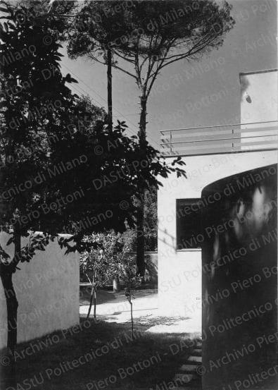 Veduta dell'ingresso dall'esterno. Positivo, bianco e nero, 117x166 mm, album giallo n.1, pag.39.