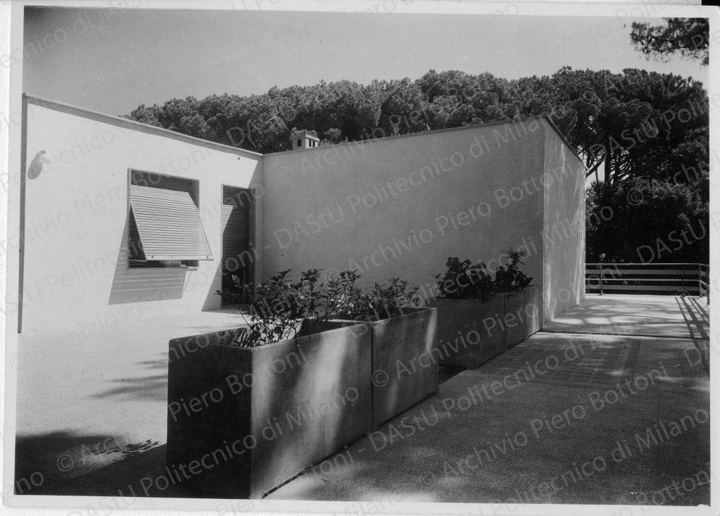 Veduta del prospetto sud-ovest del terrazzo, positivo, bianco e nero, mm 123x172. 