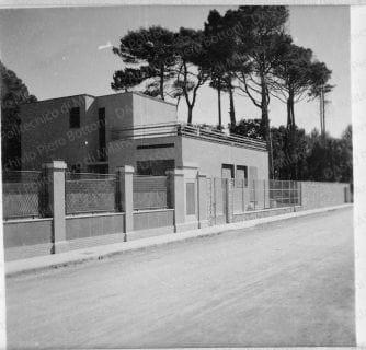 Veduta nord-ovest del prospetto, positivo, bianco e nero, mm 60x60. Fotografia in album.