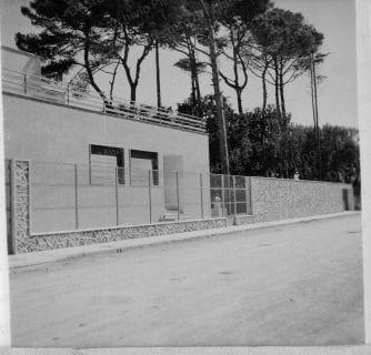 Veduta nord-ovest del prospetto, positivo, bianco e nero, mm 60x60. Fotografia in album.