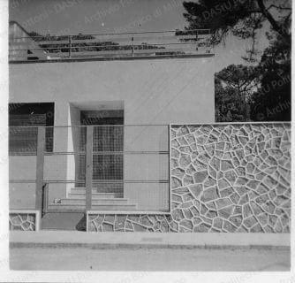 Veduta ovest del prospetto, positivo, bianco e nero, mm 60x60. Fotografia in album.