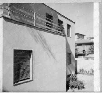 Veduta del prospetto sud-est, positivo, bianco e nero, mm 60x60. Fotografia in album.