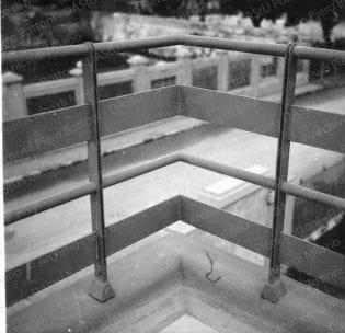 Particolare del parapetto del terrazzo, positivo, bianco e nero, mm 60x60. Fotografia in album.