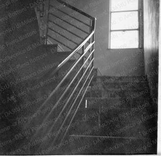 Veduta della scala interna, positivo, bianco e nero, mm 60x60. Fotografia in album.
