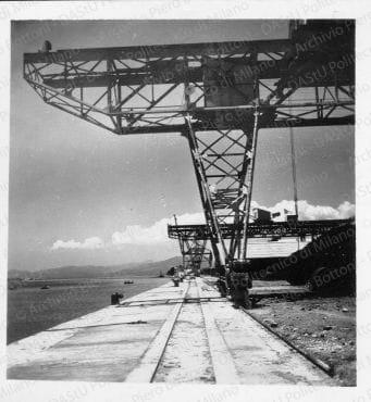 Veduta di una gru a ponte, positivo, bianco e nero, mm 65x60. 