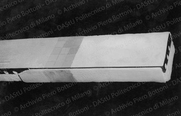 Veduta di un pannello prefabbricato, positivo, bianco e nero, mm 114x175.