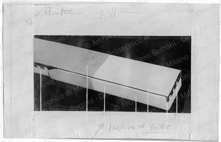 Veduta di un pannello prefabbricato, positivo, bianco e nero, mm 147x234. Fotografia ritoccata, incorniciata con carta e con linee a china bianca sul recto.
