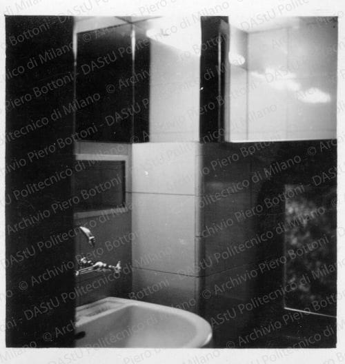 Veduta del bagno, positivo, bianco e nero, mm 60x60. 
