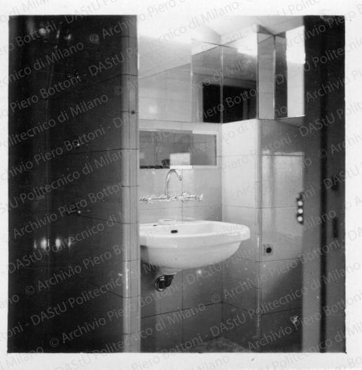 Veduta del bagno, positivo, bianco e nero, mm 60x60. 