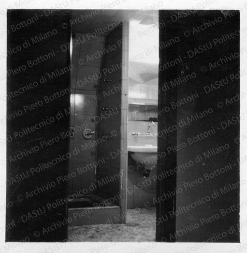 Veduta della doccia, positivo, bianco e nero, mm 60x60. 