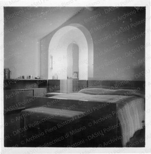 Veduta della camera da letto, positivo, bianco e nero, mm 60x60. 
