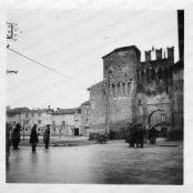 Veduta ovest della piazza, positivo, bianco e nero, mm 60x62. 