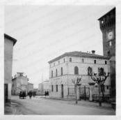 Veduta sud della piazza, positivo, bianco e nero, mm 60x62. 