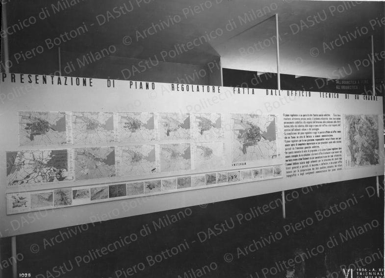 Riproduzione del pannello "Presentazione di piano regolatore fatta dall'ufficio tecnico di un comune", positivo, bianco e nero, mm 162x221. Timbri ad inchiostro sul verso: "Piero Bottoni" e "VI Triennale di Milano 1936 XIV. Servizio fotografico. A norma di legge, qualunque riproduzione della presente fotografia dovrà portare l'indicazione del nostro nome. Stab. Fot. Crimella - Milano".