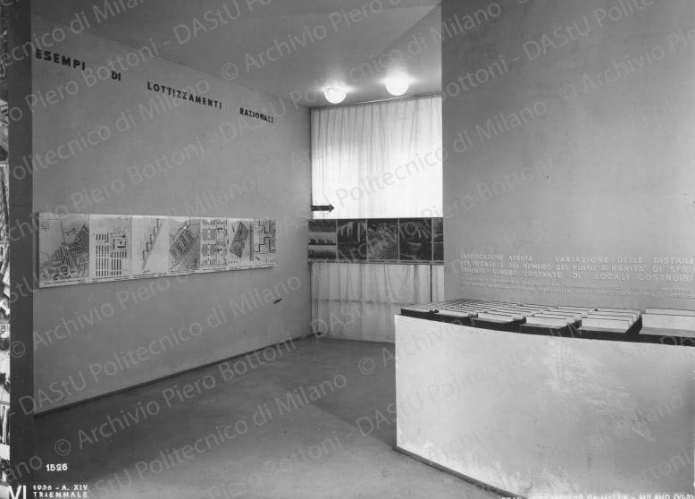 Veduta di una sala, positivo, bianco e nero, mm 170x230. Timbro ad inchiostro sul verso: "VI Triennale di Milano 1936 XIV. Servizio fotografico. A norma di legge, qualunque riproduzione della presente fotografia dovrà portare l'indicazione del nostro nome Stab. Fot. Crimella - Milano".
