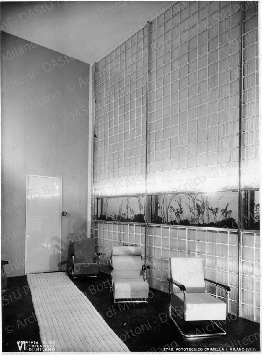 Veduta della sala attesa medico, positivo, bianco e nero, mm 234x174. Timbro ad inchiostro sul verso: "VI Triennale di Milano 1936 XIV. Servizio fotografico. A norma di legge, qualunque riproduzione della presente fotografia dovrà portare l'indicazione del nostro nome. Stab. Fot. Crimella - Milano".