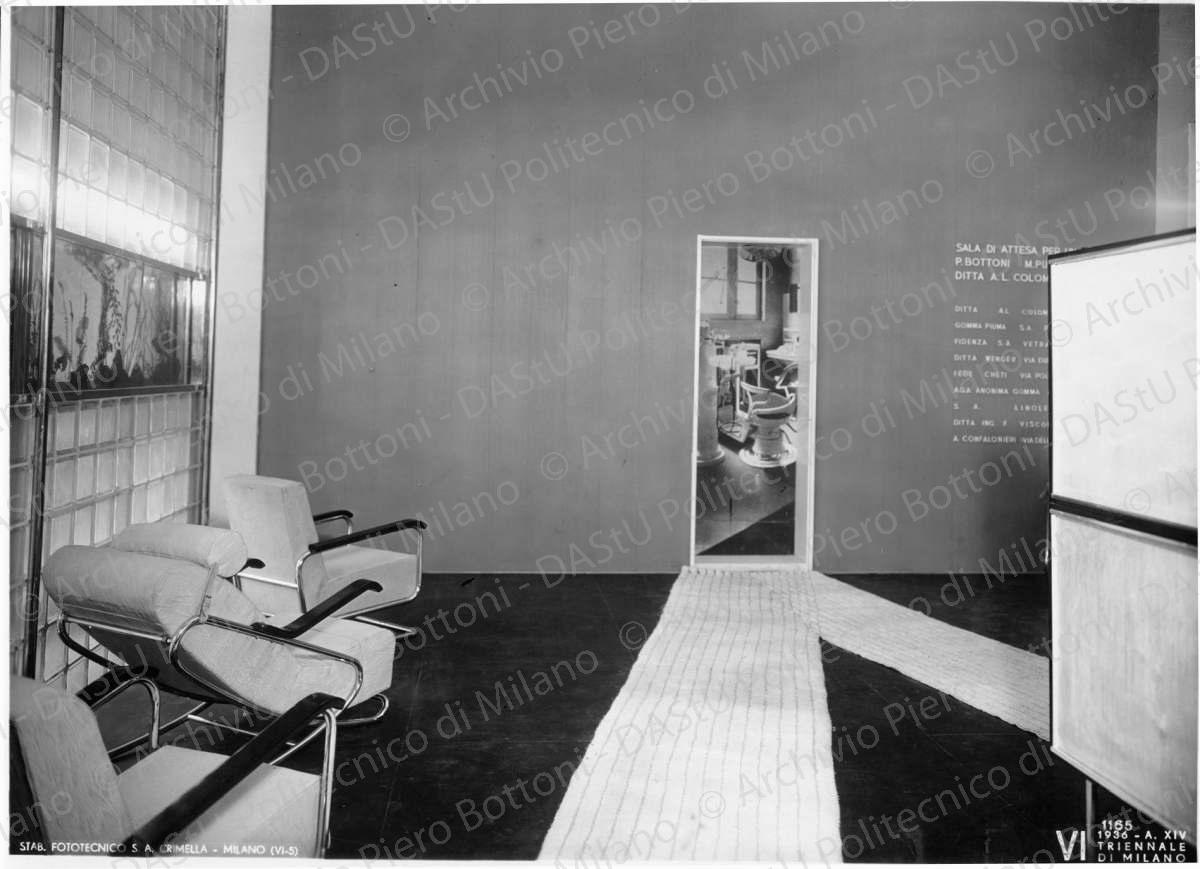 Veduta della sala attesa medico, positivo, bianco e nero, mm 174x234. Su tre fotografie timbro ad inchiostro sul verso: "VI Triennale di Milano 1936 XIV. Servizio fotografico. A norma di legge, qualunque riproduzione della presente fotografia dovrà portare l'indicazione del nostro nome. Stab. Fot. Crimella - Milano".