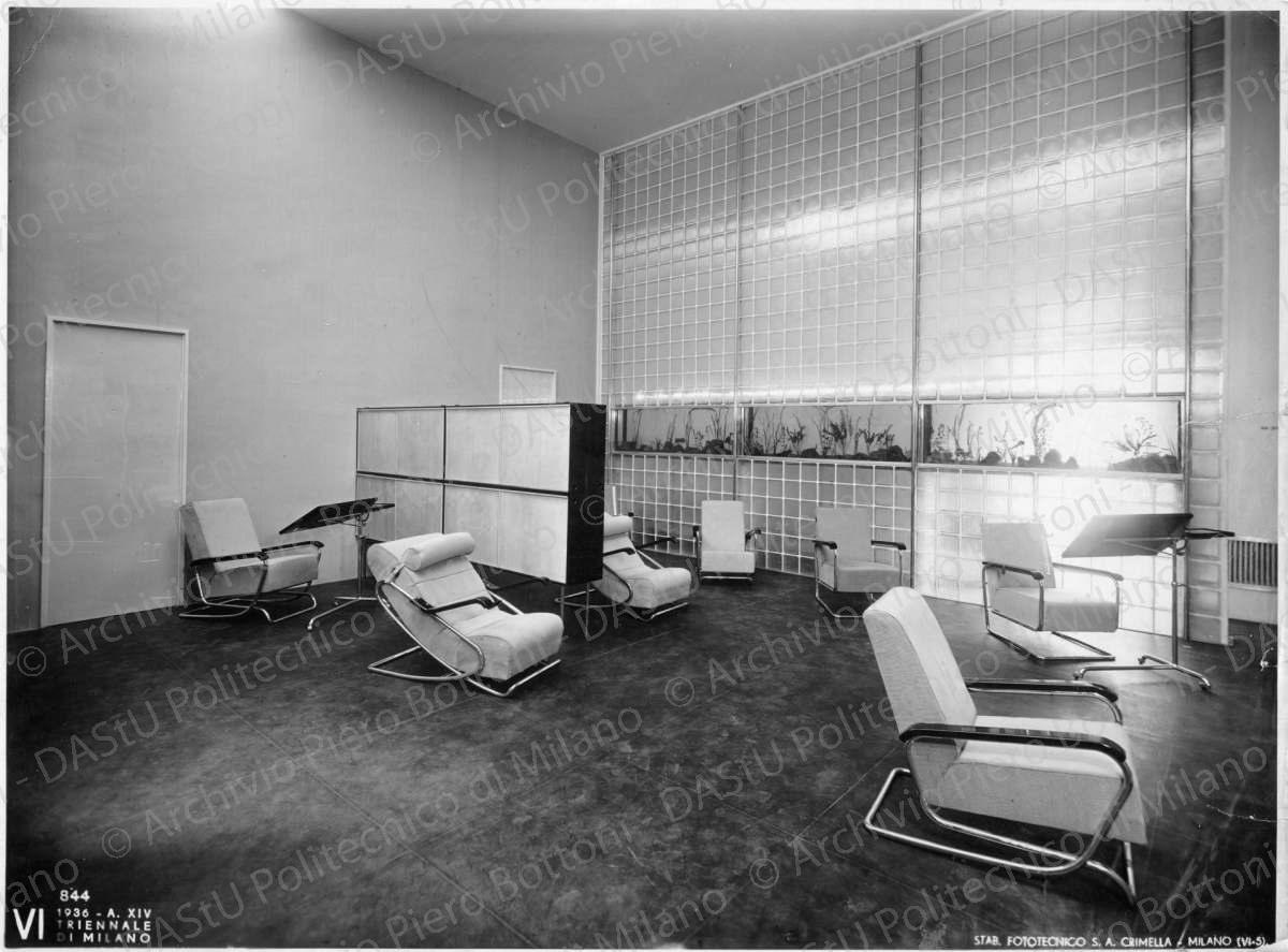 Veduta della sala attesa medico, positivo, bianco e nero, mm 174x234. Timbro ad inchiostro sul verso: "VI Triennale di Milano 1936 XIV. Servizio fotografico. A norma di legge, qualunque riproduzione della presente fotografia dovrà portare l'indicazione del nostro nome. Stab. Fot. Crimella - Milano".