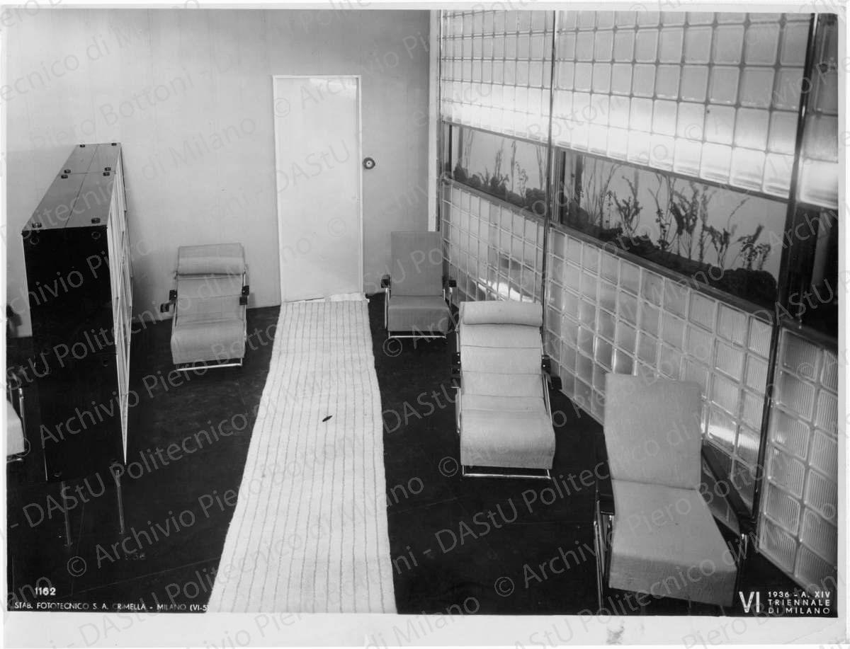Veduta della sala attesa medico, positivo, bianco e nero, mm 174x234. Su due fotografie timbro ad inchiostro sul verso: "VI Triennale di Milano 1936 XIV. Servizio fotografico. A norma di legge, qualunque riproduzione della presente fotografia dovrà portare l'indicazione del nostro nome. Stab. Fot. Crimella - Milano".