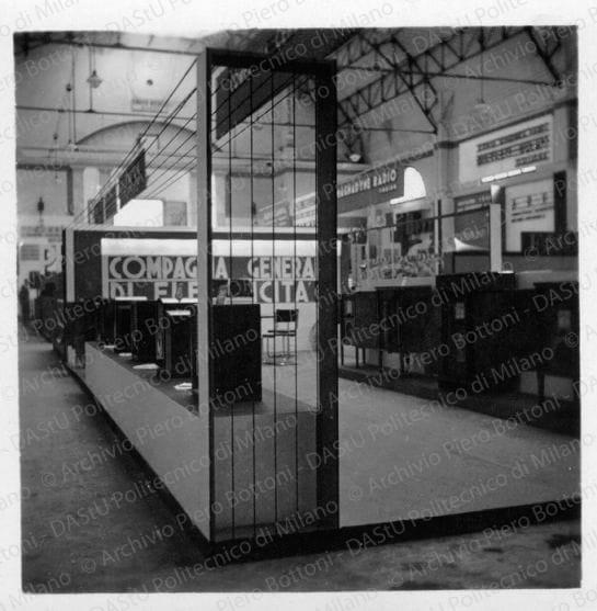Vista dello stand delle radio, positivo, bianco e nero, mm 63x61. 