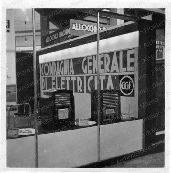 Vista dello stand delle radio, positivo, bianco e nero, mm 63x61. 