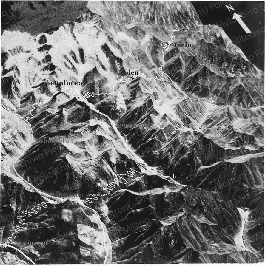 Riproduzione di tavola, veduta area delle montagne. Positivo, bianco e nero, 225x224 mm, album giallo n.3, pag.75.