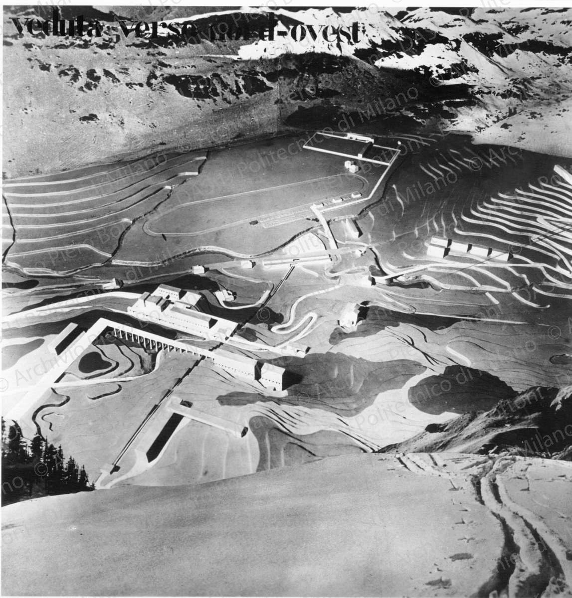 Riproduzione di tavola di progetto di Breuil: fotomontaggio con inserimento del plastico "Veduta verso nord-ovest", positivo, bianco e nero, mm 228x228. Su una delle due foto annotazione dattiloscritta su etichetta incollata sul verso della fotografia.