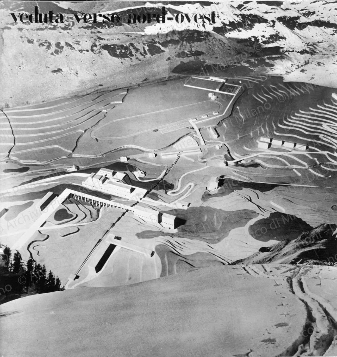 Riproduzione di tavola di progetto di Breuil: fotomontaggio con inserimento del plastico "Veduta verso nord-ovest", positivo, bianco e nero, mm 230x229. Annotazione dattiloscritta su etichetta incollata sul verso della fotografia.