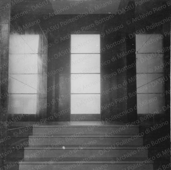 Atrio di ingresso con la finestra che prende luce dalla loggia di servizio. Positivo, bianco e nero, 117x117mm,  album giallo n.2, pag.60.