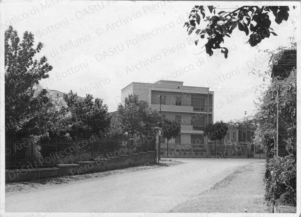Positivo, bn, mm 126x175. Album nero n.14.