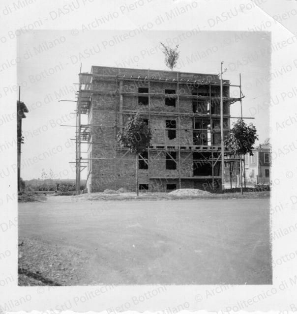 Vista del prospetto nord da viale Regina Margherita, durante il cantiere di realizzazione, positivo, bianco e nero, mm 68x67. 
