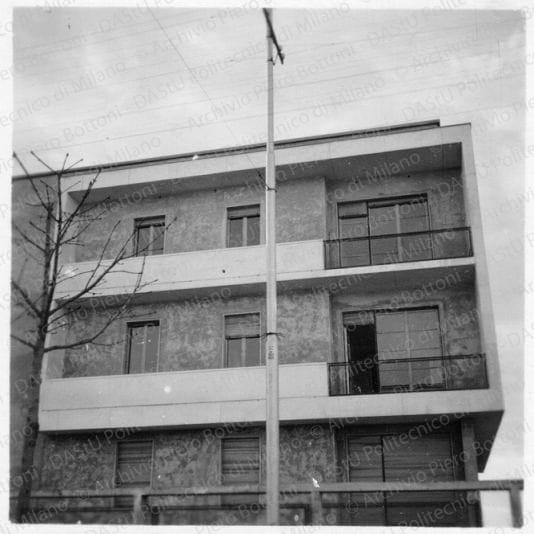Particolare del prospetto durante il cantiere di realizzazione, positivo, bianco e nero, mm 60x59. 
