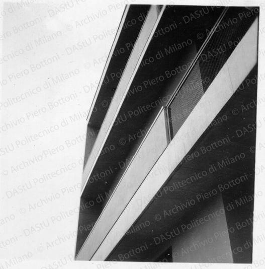 Particolare del loggiato, prospetto nord, positivo, bianco e nero, mm 60x59. 