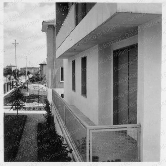Particolare ingresso appartamento al piano terreno, prospetto nord, positivo, bianco e nero, mm 60x59. 