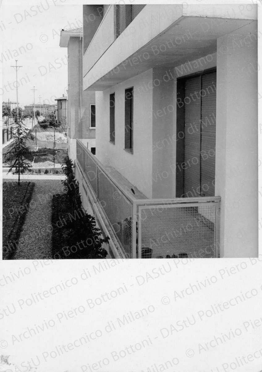 Idem, in formato differente, positivo, bianco e nero, mm 174x125.  Su una sola fotografia annotazioni manoscritte sul verso: "Trasmettere questa copia a Domus assieme alla altre stampate da Crimella". Timbro ad inchiostro con annotazioni manoscritte sul verso: "Domus. Ricevuto marzo 1941.Autore Bottoni e Pucci. Pubblicato in aprile 1941. Soggetto una casa con sei appartamenti".