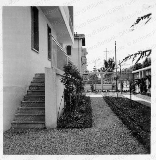 Particolare ingresso appartamento al piano terreno, prospetto nord, positivo, bianco e nero, mm 60x59. Annotazione manoscritta sul verso.