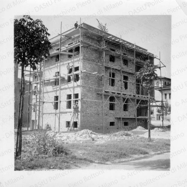 Prospetto nord-est, da Viale Regina Margherita durante il cantiere di realizzazione, positivo, bianco e nero, mm 68x70. 