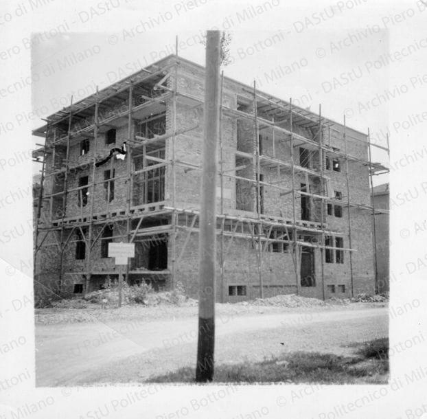 Vista del prospetto nord-ovest da Viale Regina Margherita durante il cantiere di costruzione, positivo, bianco e nero, mm 68x68. 