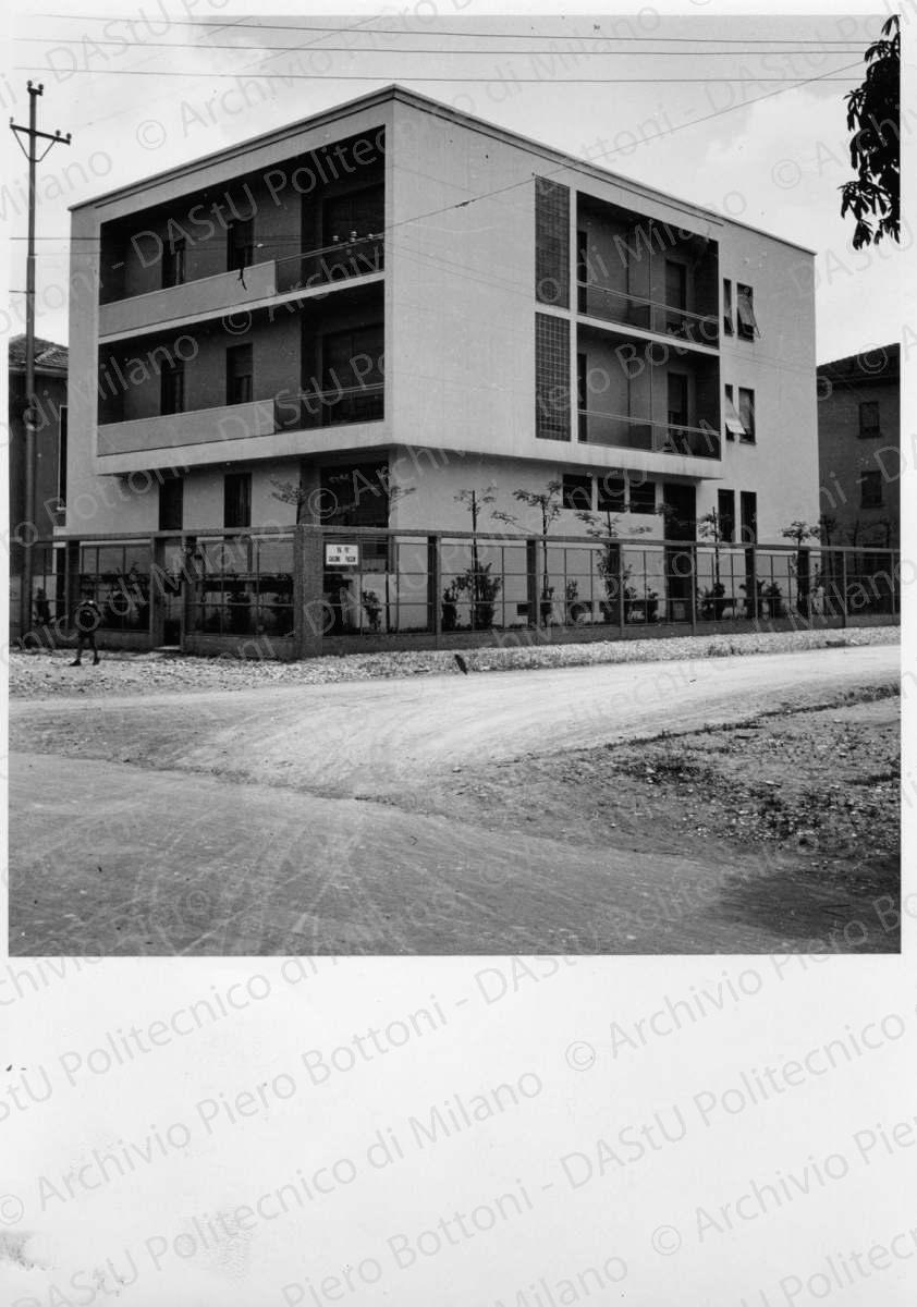 Vista del prospetto nord-ovest da Viale Regina Margherita, positivo, bianco e nero, mm 177x126. Annotazione dattiloscritta su velina incollata sul verso della fotografia: "...La casa come appare dall'angolo sul Viale della Circonvallazione con le logge sporgenti dei locali di soggiorno". 