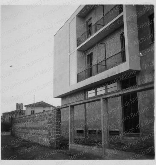 Particolare del prospetto ovest durante il cantiere di costruzione, positivo, bianco e nero, mm 60x59. 