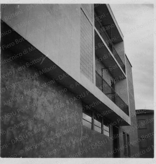 Particolare del prospetto ovest durante il cantiere di costruzione, positivo, bianco e nero, mm 60x59. 