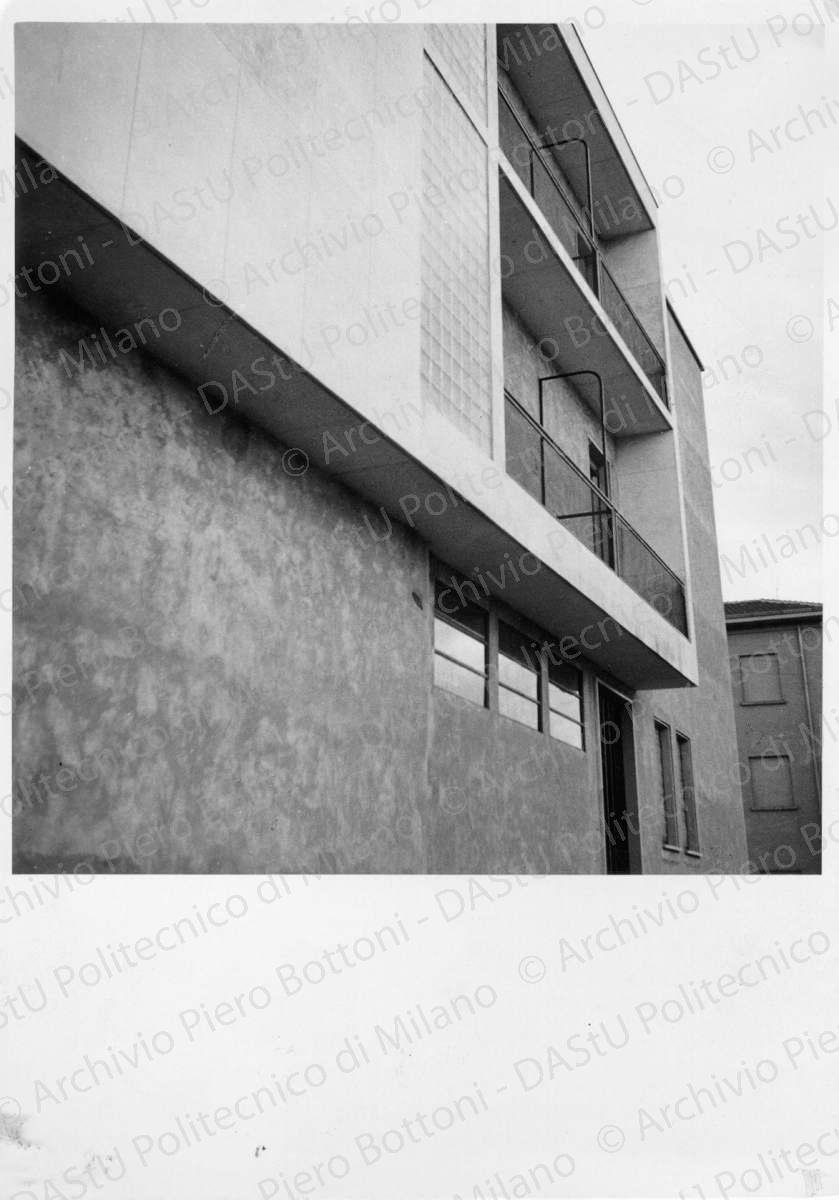 Idem, in formato differente, positivo, bianco e nero, mm 178x128. Annotazione dattiloscritta su velina incollata sul verso della fotografia: "...Veduta da sud est con le logge dei locali di soggiorno". 