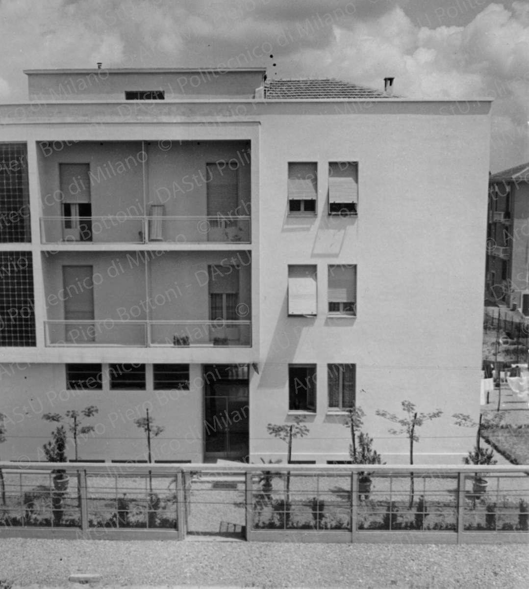 Idem, in formato differente, positivo, bianco e nero, mm 144x130. Timbro ad inchiostro con annotazioni manoscritte sul verso: "Domus. Ricevuto marzo 1941. Autore Bottoni e Pucci. Pubblicato in scarto (aprile 1941). Soggetto una casa con sei appartamenti". 