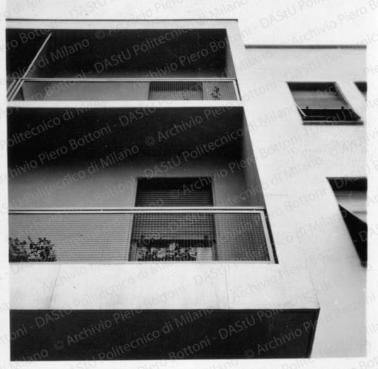 Particolare del loggiato prospetto ovest, positivo, bianco e nero, mm 60x59. 
