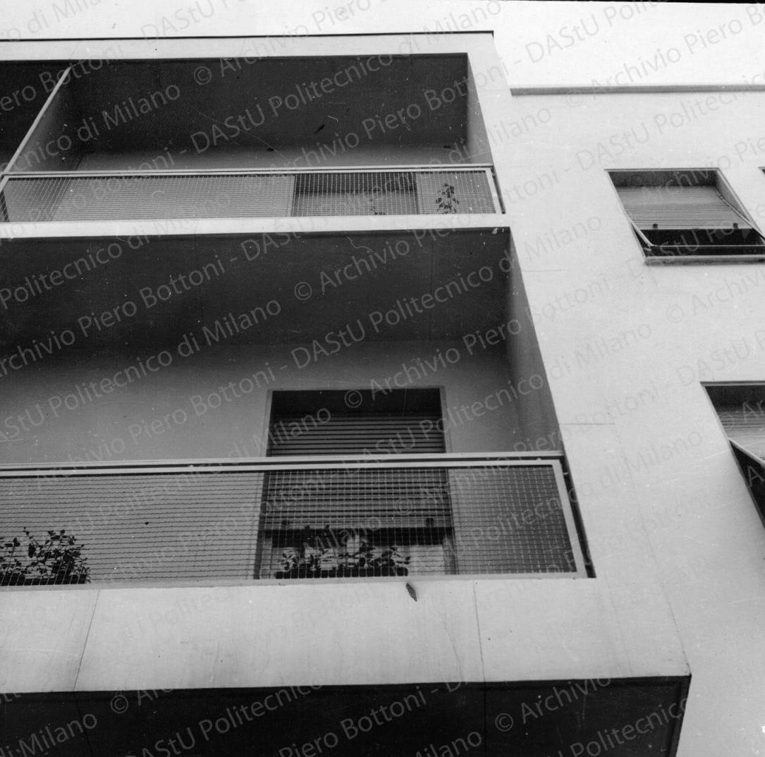 Idem, in formato differente, positivo, bianco e nero, mm 115x118. 