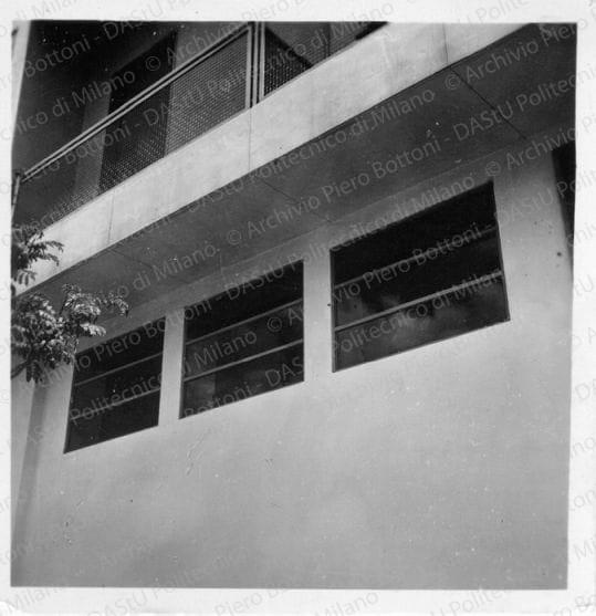 Dettaglio delle finestre della portineria sotto la loggia, positivo, bianco e nero, mm 179x125. Annotazione dattiloscritta su velina incollata su verso della fotografia: "...Dettaglio delle finestre della portineria sotto la loggia". 
