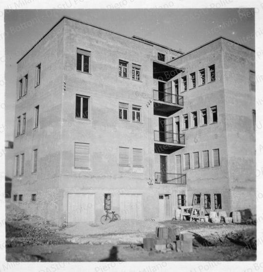 Vista del prospetto est durante il cantiere di costruzione, positivo, bianco e nero, mm 60x59. 