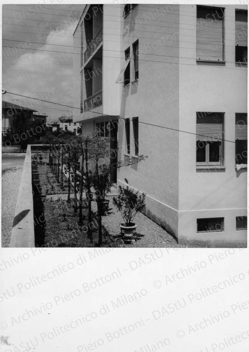 Dettagli della casa e del giardino verso sud-ovest, positivo, bianco e nero, mm 177x127. Annotazione dattiloscritta su velina incollata sul verso della fotografia: "...Dettagli della casa e del giardino verso sud-ovest".